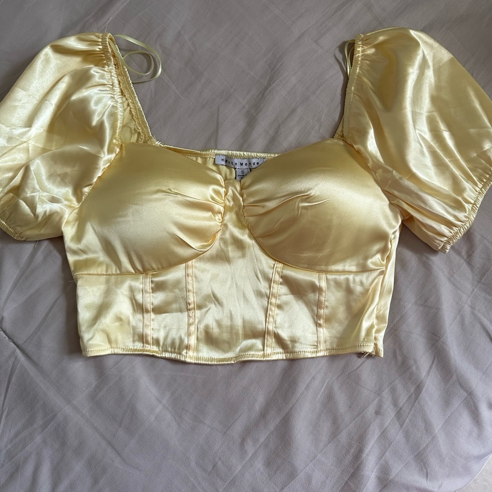 La blusa es de satin color amarillo es S pero corre grande